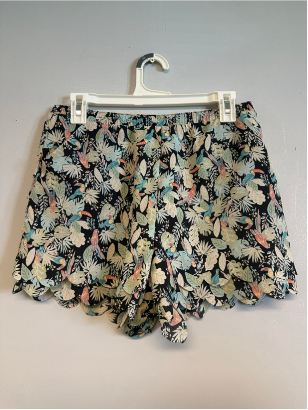 Lauren Conrad Tropical Print Scalloped Shorts Size Small Black Multi